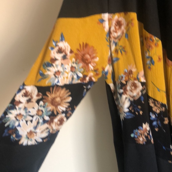 Woman’s Top - Picture 3 of 3